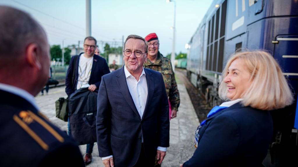 Boris Pistorius (SPD), Bundesminister der Verteidigung, wird auf dem Bahnsteig des polnischen Grenzbahnhofs Dorohusk von den Zugbegleitern des Nachtzugs für die Weiterreise in die ukrainische Hauptstadt Kiew begrüßt. Foto: Kay Nietfeld/dpa