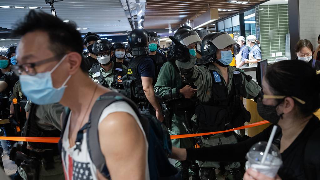 Polizisten und mutmassliche Demonstranten in einem Einkaufszentrum in Hongkong.