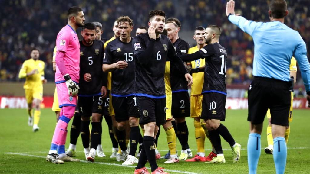 Die Kosovaren laufen im November 2024 in Bukarest geschlossen vom Feld
