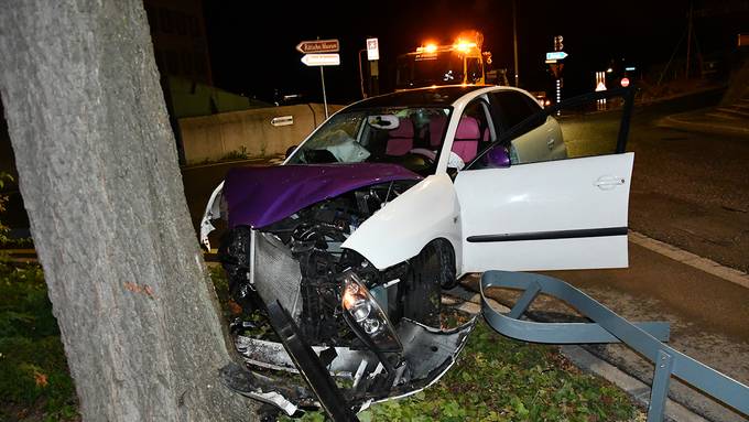 19-Jährige kracht mit Auto in Baum – Totalschaden