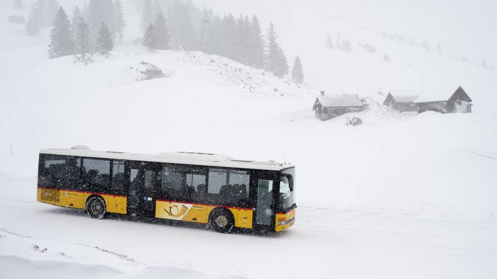 Ein Postauto unterwegs auf der frisch verschneiten Passtrasse auf der Schwägalp.