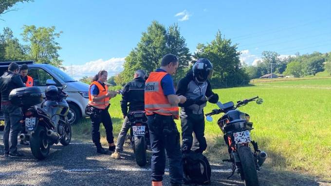 Kantonspolizei Zürich führt Grosskontrolle bei Töfffahrern durch 