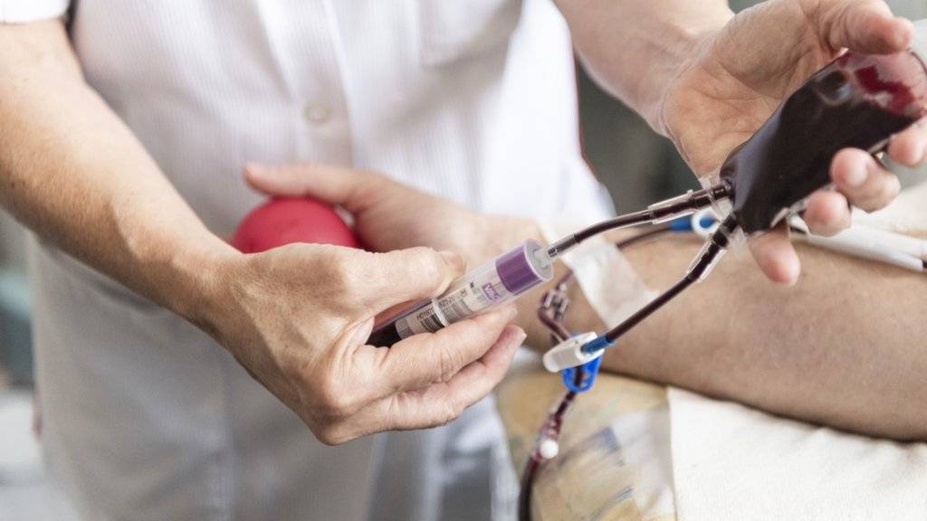 Dürfen homosexuelle Männer in der Schweiz bald einfacher Blut spenden?