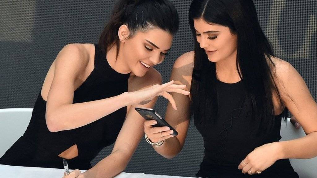 Da waren ihre Kleider noch unbefleckt: Nur kurze Zeit später sind US-Model Kendall Jenner (links) und ihre Schwester Kylie von einer Passantin mit Eiern beworfen worden.