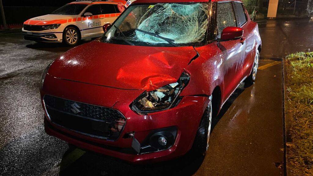 Das Auto wurde beim Unfall beschädigt.