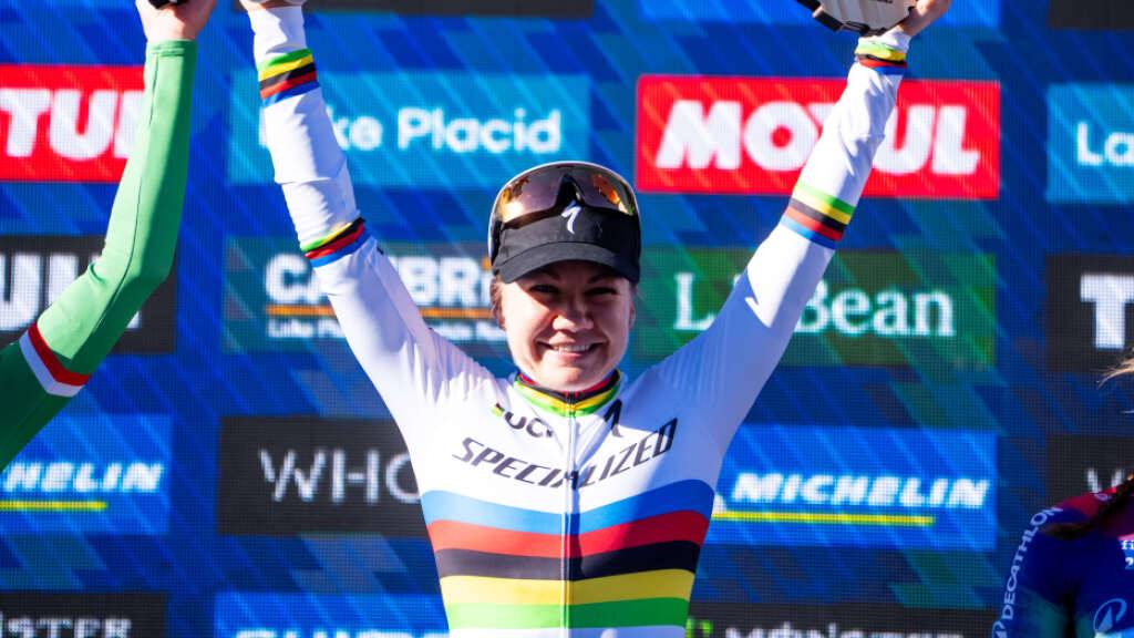 Sina Frei feiert ihren Cross-Country-Weltcupsieg