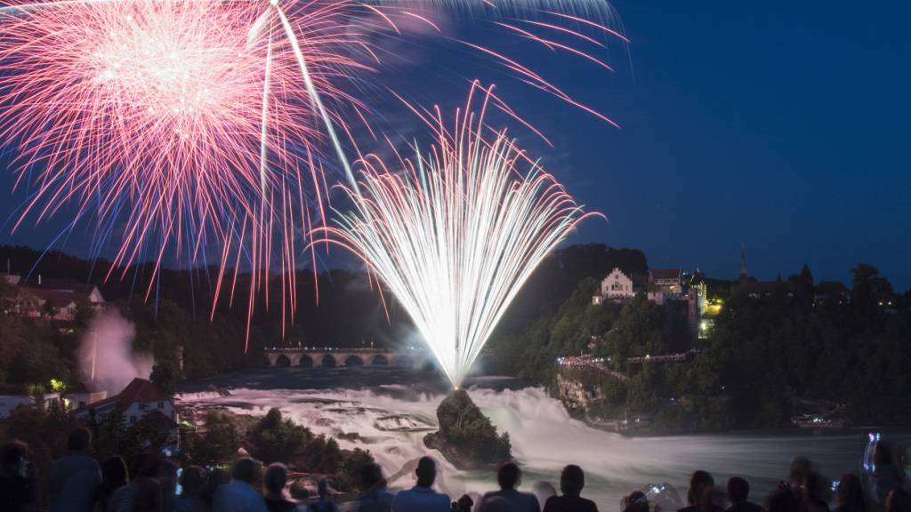 Fällt dieses Jahr aus: Das Rheinfall-Feuerwerk «Fire on the rocks» am Vorabend des Nationalfeiertags kann wegen der Trockenheit nicht stattfinden. (Archivbild)