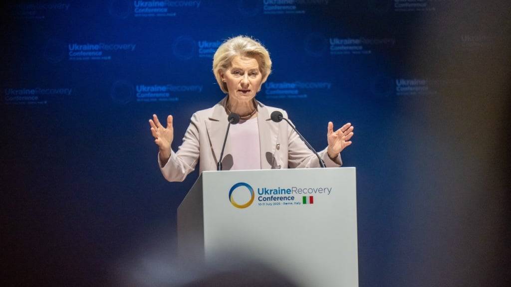 Ursula von der Leyen, Präsidentin der EU-Kommission, spricht bei der Wiederaufbaukonferenz für die Ukraine. Nach der Schweiz, Großbritannien und Deutschland ist Italien Gastgeber des internationalen Treffens, bei dem es um Hilfe für das von Russland angegriffene Land geht. Foto: Michael Kappeler/dpa