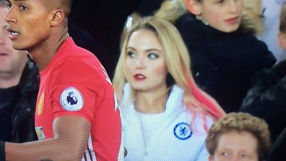 Emily Rogawski schaut sich das Everton-ManU-Spiel in einer Chelsea-Jacke an.