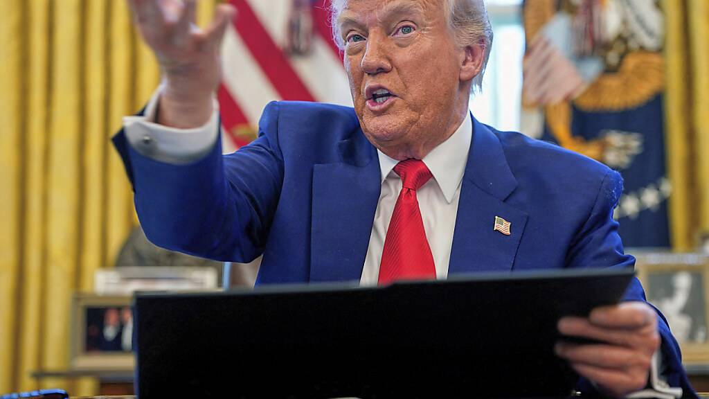 US-Präsident Donald Trump spricht im Oval Office des Weißen Hauses. Foto: Uncredited/Pool/AP/dpa