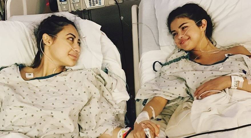 Selena Gomez mit Freundin - sie musste sich einer Nierentransplantation unterziehen. Bild: Instagram/Selena Gomez