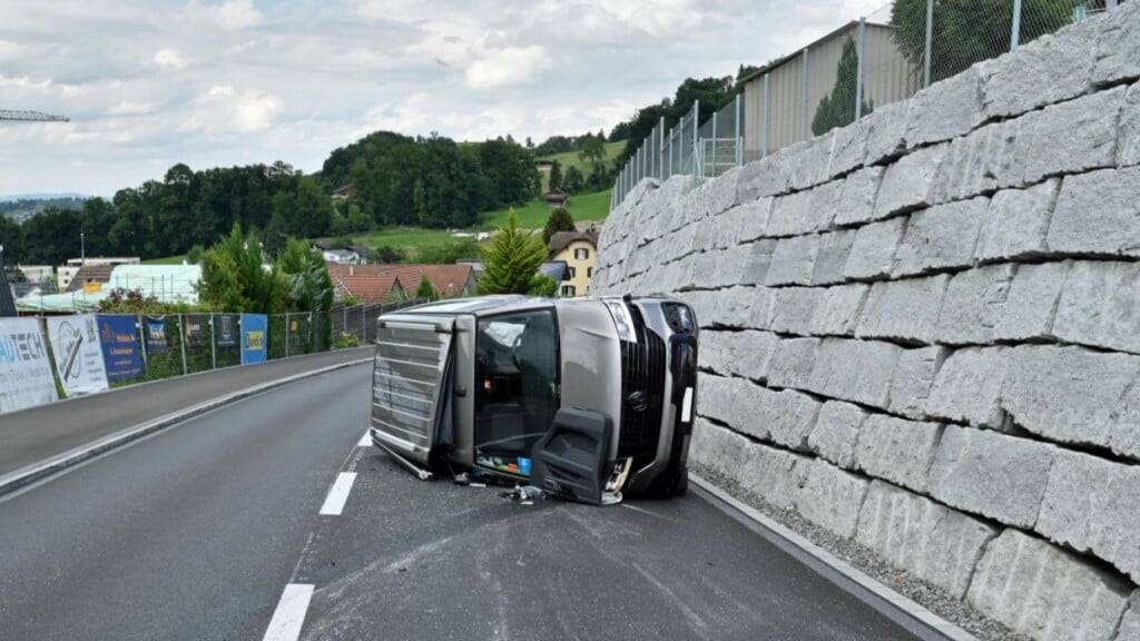 Bei einem Unfall in Greppen LU ist eine Beifahrerin verletzt worden.