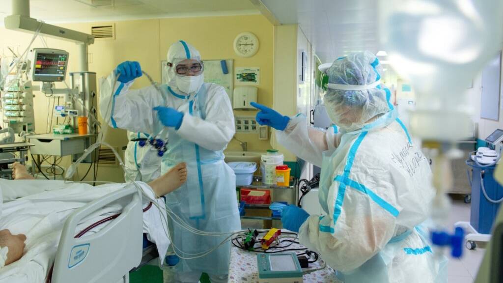 Krankenhauspersonal bei ihrer Arbeit auf einer Corona-Station in einem Moskauer Spital.