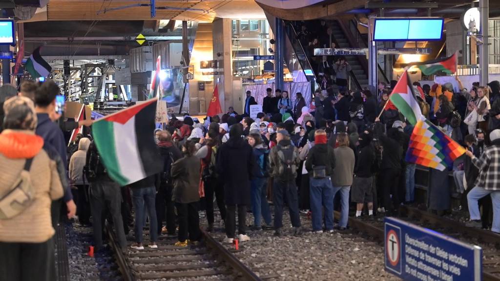 Teilnehmende von Gaza-Kundgebung in Bern blockieren Zug- und Tramgleise