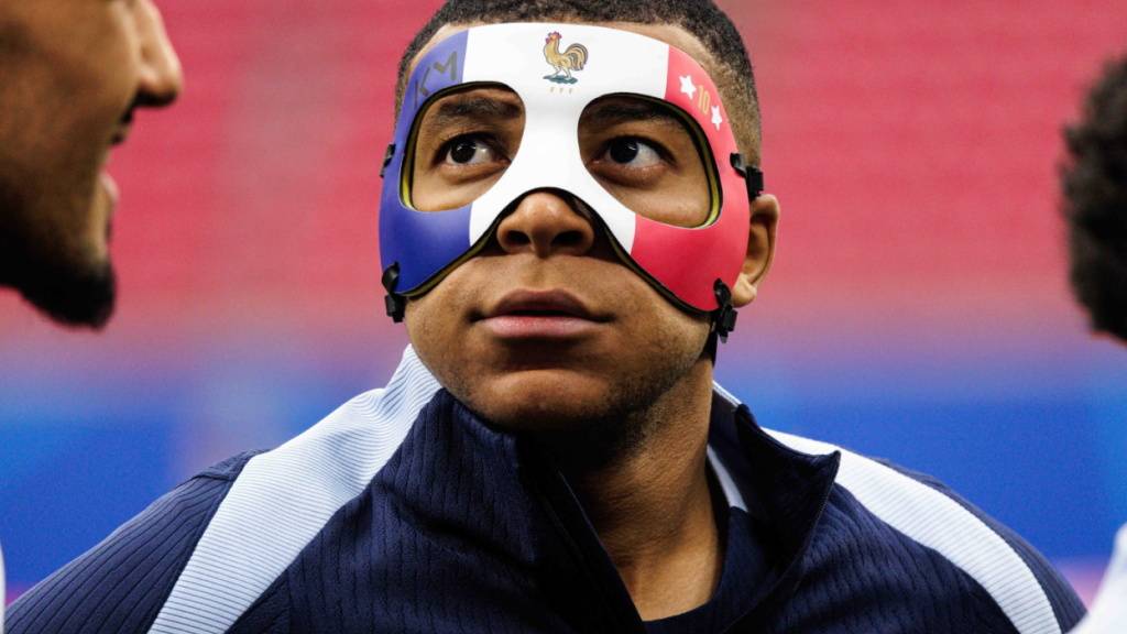 In den Nationalfarben und mit dem goldenen Hahn: Mbappé trug am Donnerstag erstmals die Maske, die ihn nach seinem Nasenbeinbruch schützen soll. Gemäss UEFA-Ausrüstungsreglement muss die Maske für den Wettkampf jedoch einfarbig sein