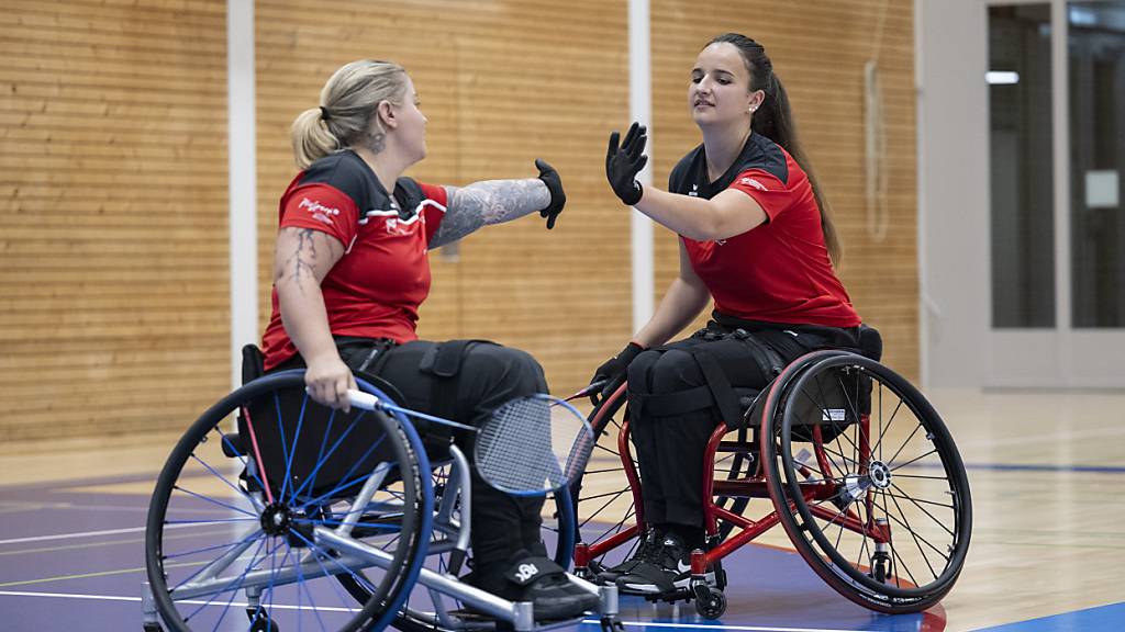 Die Badmintonspielerinnen Cynthia Mathez (links) und Ilaria Renggli kämpfen an den Paralympics um eine Medaille