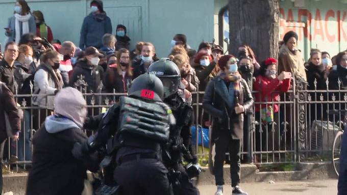 Unbewilligte Frauen-Demo: Pfefferspray und Verhaftungen in Zürich