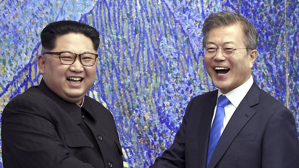 ARCHIV - In diesem Bild vom 27. April 2018 posiert der nordkoreanische Machthaber Kim Jong Un (l) mit dem südkoreanischen Präsidenten Moon Jae-in im Friedenshaus im Grenzdorf Panmunjom in der Demilitarisierten Zone in Südkorea. Foto: Korea Summit Press/Pool via AP/dpa