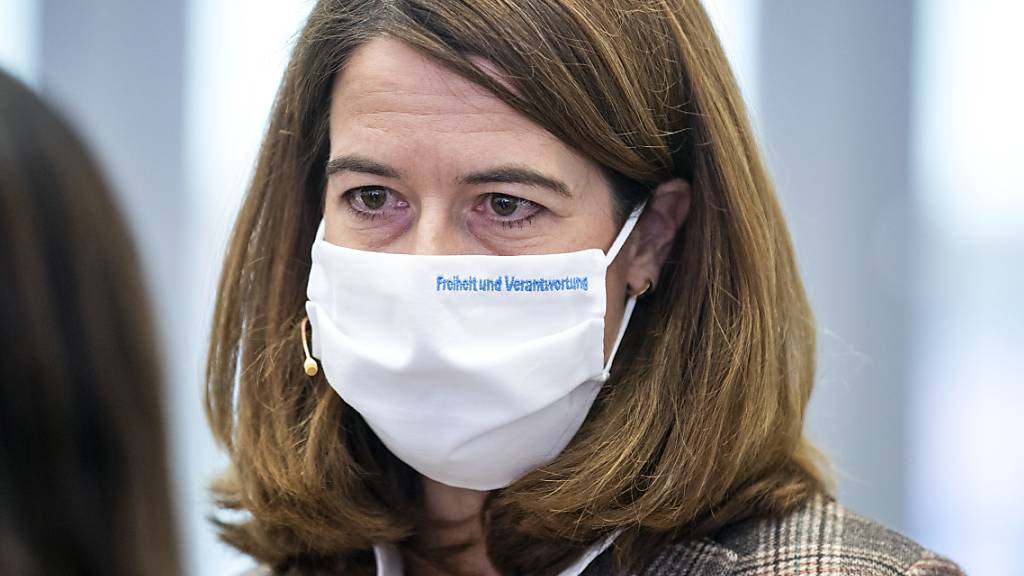 FDP-Präsidentin Petra Gössi trägt eine Maske, obwohl sie nicht direkt mit den Delegierten in Kontakt kommen kann, wie sie es gern gehabt hätte.