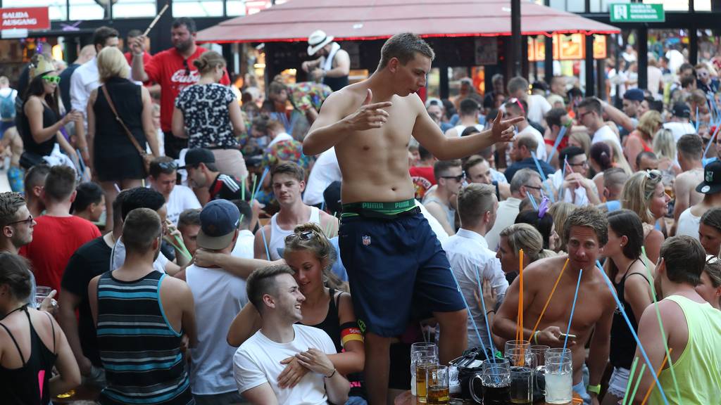 Sexistischer Ballermann-Hit stürmt Charts – Verbot an Volksfesten 