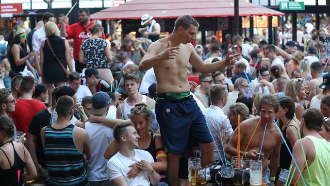 Sexistischer Ballermann-Hit stürmt Charts – Verbot an Volksfesten 