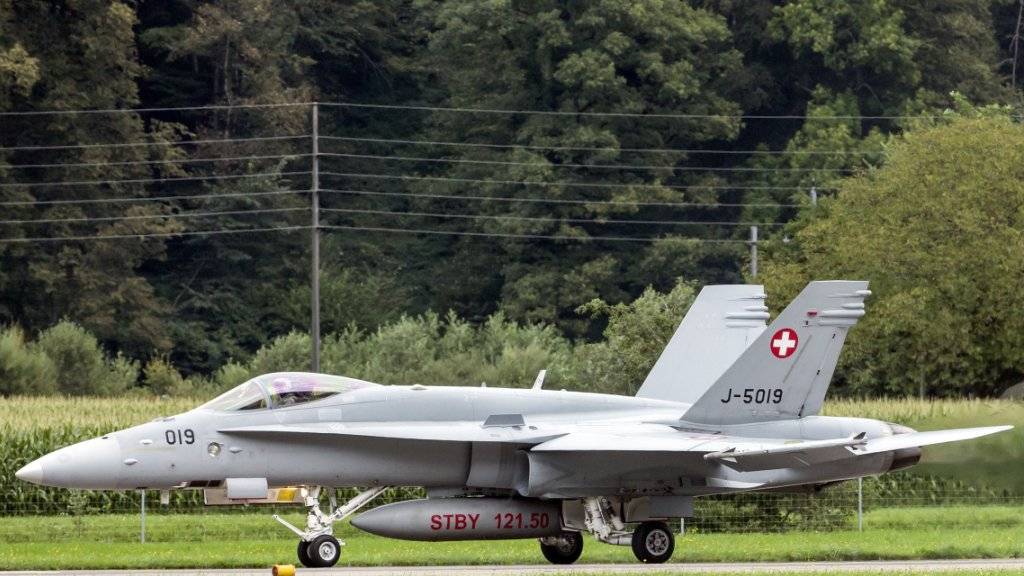 Ein F/A-18 Kampfjet startet auf dem Flugplatz in Meiringen BE. Zwei Jets dieses Typs und ein Leichtflugzeug sind über Altendorf SZ beinahe kollidiert. (Archivaufnahme)