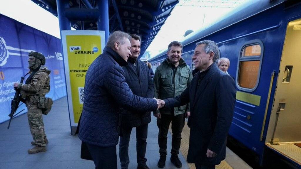 Bundespräsident Cassis wird am Bahnhof in Kiew vom Schweizer Botschafter Claude Wild (l) sowie vom ukrainischen Vize-Aussenminister Yevhen Perebyinis empfangen.