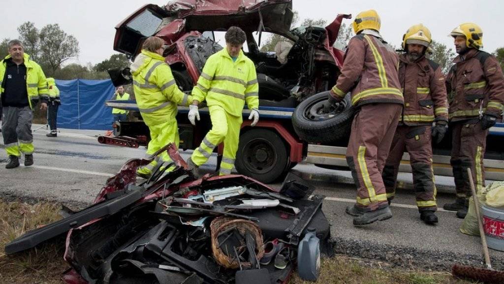 Polizisten und Feuerwehrleute am Unfallort nahe der katalanischen Stadt Figueres.