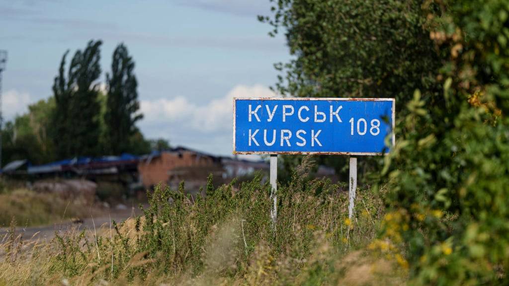 ARCHIV - Ein Schild mit der Aufschrift «Kursk 108 km» steht an der russisch-ukrainischen Grenze. Foto: Evgeniy Maloletka/AP/dpa