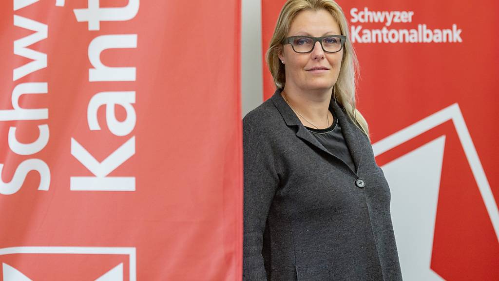 Susanne Thellung, CEO der Schwyzer Kantonalbank, erwartet für 2022 einen höheren Geschäftserfolg als 2021.
