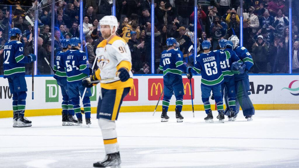 Während die Spieler von Vancouver den Sieg bejubeln, fährt Nashvilles Steven Stamkos enttäuscht zur Spielerbank der Gäste