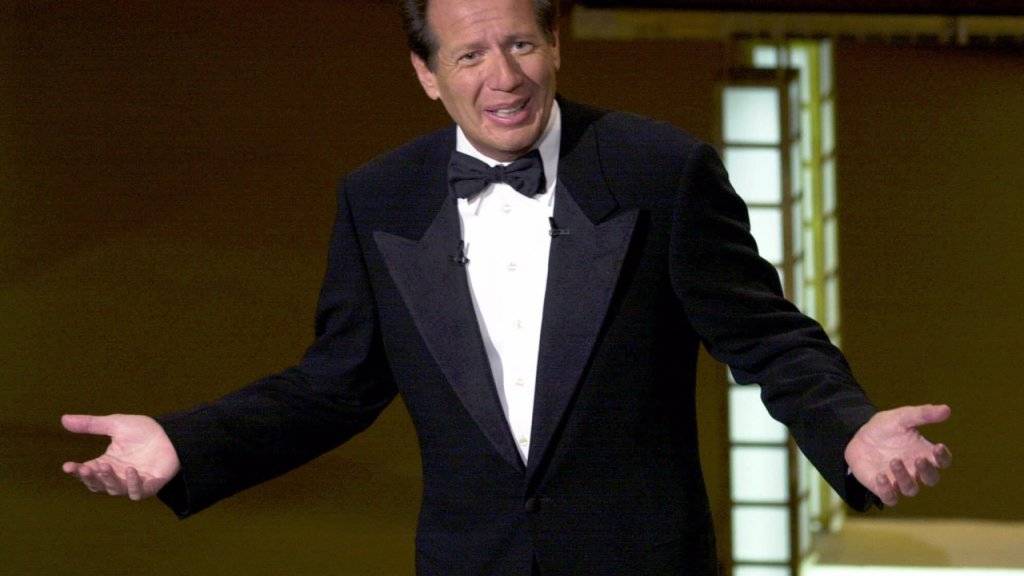Garry Shandling als Moderator der Emmy Awards 2000. Der US-Komiker starb nach Medienberichten nach einem Herzinfarkt. (Archivbild)