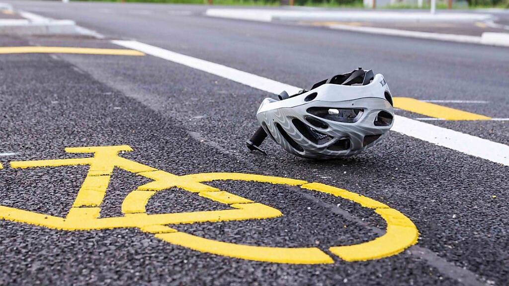 E-Bike-Fahrerin verletzt sich bei Verkehrsunfall schwer.