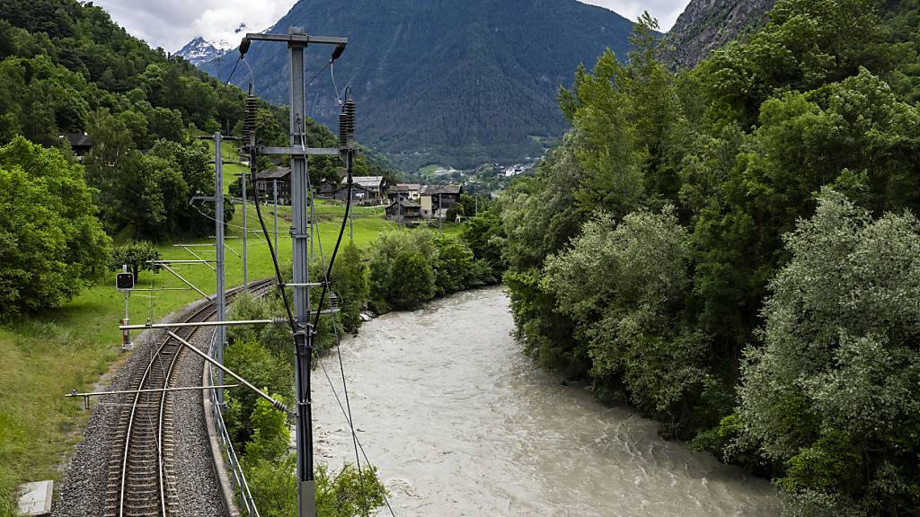 Die besondere Lage wird im Wallis wegen der Hochwassergefahr an der Rhone aufrecht erhalten.