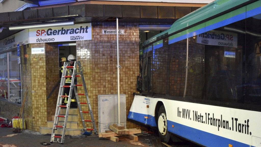 Der Schulbus fuhr am Dienstag in Eberbach nahe Mannheim gegen eine Hauswand.