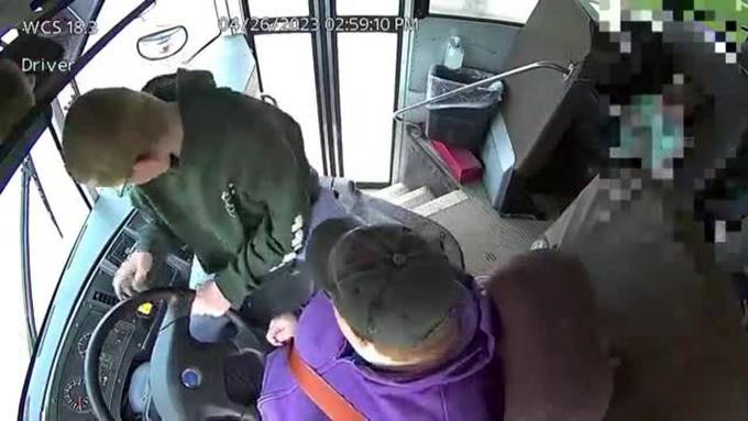 Schulbusfahrerin wird plötzlich bewusstlos: 13-Jähriger greift ein