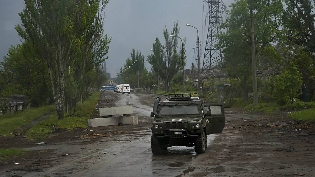 Ein russisches gepanzertes Fahrzeug bewacht die Strasse zum belagerten Stahlwerk Azovstal während einer Evakuierung in Mariupol.