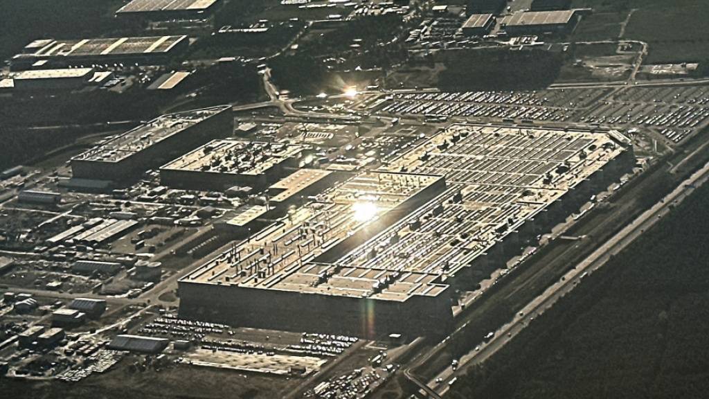 Im Tesla-Werk in Grünheide bei Berlin soll der neue Kleinwagen von Tesla gefertigt werden. (Archivbild)