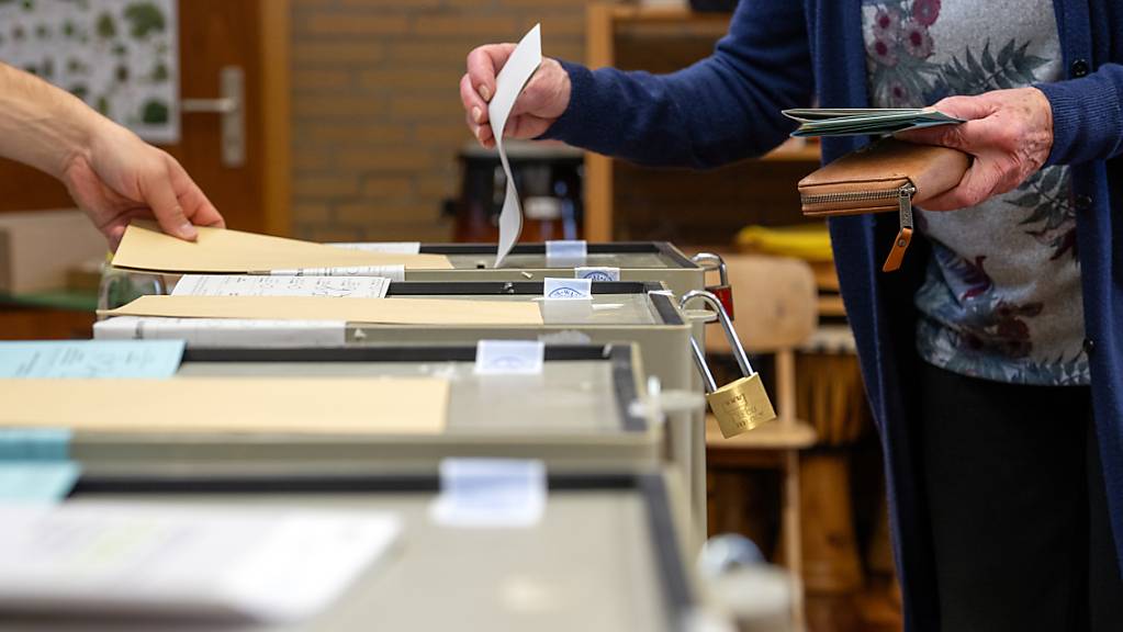 Wahllokale sind geöffnet: In den süddeutschen Bundesländern Bayern und Hessen haben die Landtagswahlen begonnen. 