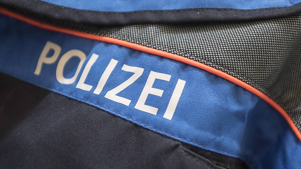 Die Luzerner Polizei hat am Mittwochabend einen verwirrten Mann davon abgehalten, vom Dach eines Hauses zu springen. Der Mann konnte schliesslich ins Spital gebracht werden. (Symbolbild)