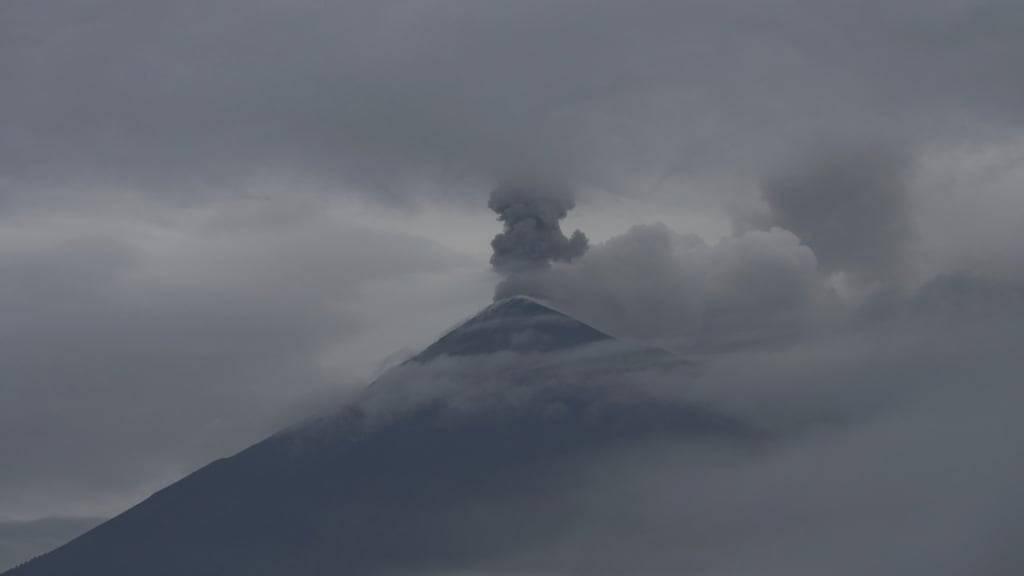 Der Volcán de Fuego stösst Rauch und Asche aus.