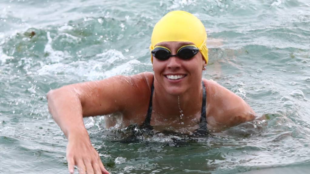 Chloe McCardel, Ausdauerschwimmerin, vor Abbotts Cliff in der Nähe von Folkestone am Anfang ihres rekordverdächtigen Schwimmversuch über den Ärmelkanal. Damit würde die 35-jährige Australierin zum 35. Mal erfolgreich den Ärmelkanal überqueren und den Männerrekord des britischen Athleten Kevin Murphy übertreffen. Foto: Gareth Fuller/PA Wire/dpa
