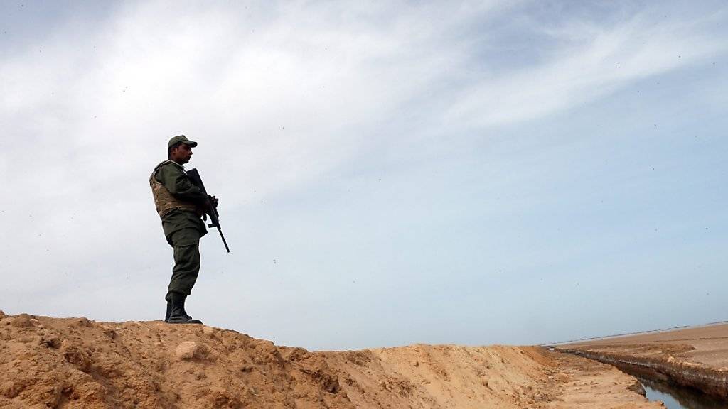 Ein tunesischer Soldat überwacht die Grenze zu Libyen. (Archiv)