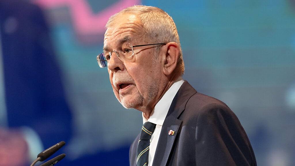 ARCHIV - Der österreichische Präsident Alexander Van der Bellen wurde bei einem Staatsbesuch von einem Hund gebissen. Foto: Dietmar Stiplovsek/APA/dpa