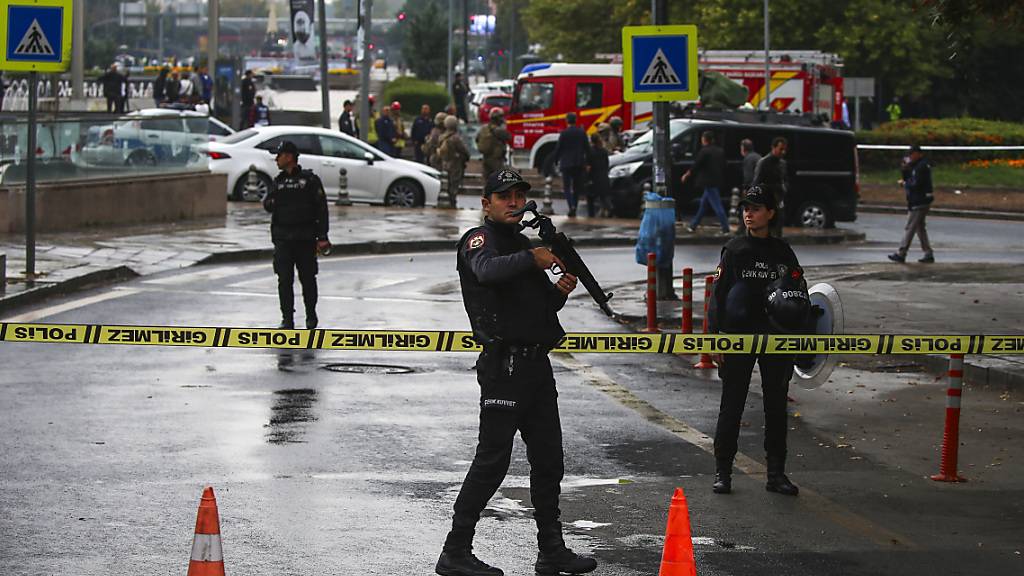 dpatopbilder - Ein Selbstmordattentäter hat am Sonntag im Herzen der türkischen Hauptstadt Ankara einen Sprengsatz gezündet, wenige Stunden bevor das Parlament nach einer Sommerpause wieder öffnen sollte. Die Stadt ist erschüttert. Foto: Ali Unal/AP