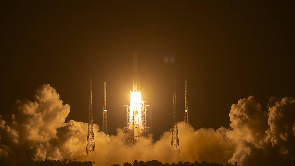 ARCHIV - Die Rakete vom Typ «Langer Marsch 5», die das Raumschiff «Chang'e 5» ins All bringt, bei ihrem Start in der vergangenen Woche. Foto: Mark Schiefelbein/AP/dpa