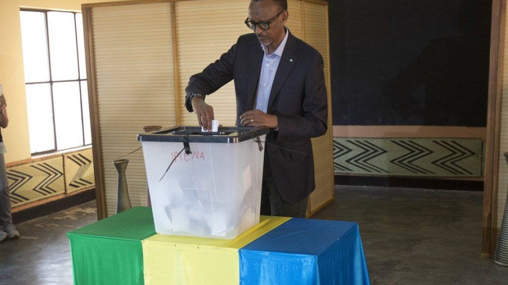 Wird mit grosser Sicherheit erneut die Wahlen gewinnen: Ruandas Präsident Paul Kagame, hier bei der Stimmabgabe in der Hauptstadt Kigali.