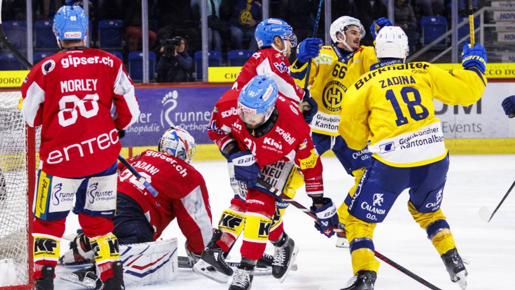 HCD-Stürmer Valentin Nussbaumer (Zweiter von rechts) jubelt über seinen 3:2-Siegtreffer gegen Kloten