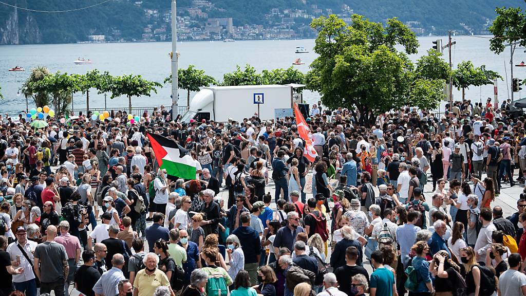 Rund 500 Personen haben am Samstag in Lugano friedlich gegen den Abbruch des Kulturzentrums demonstriert