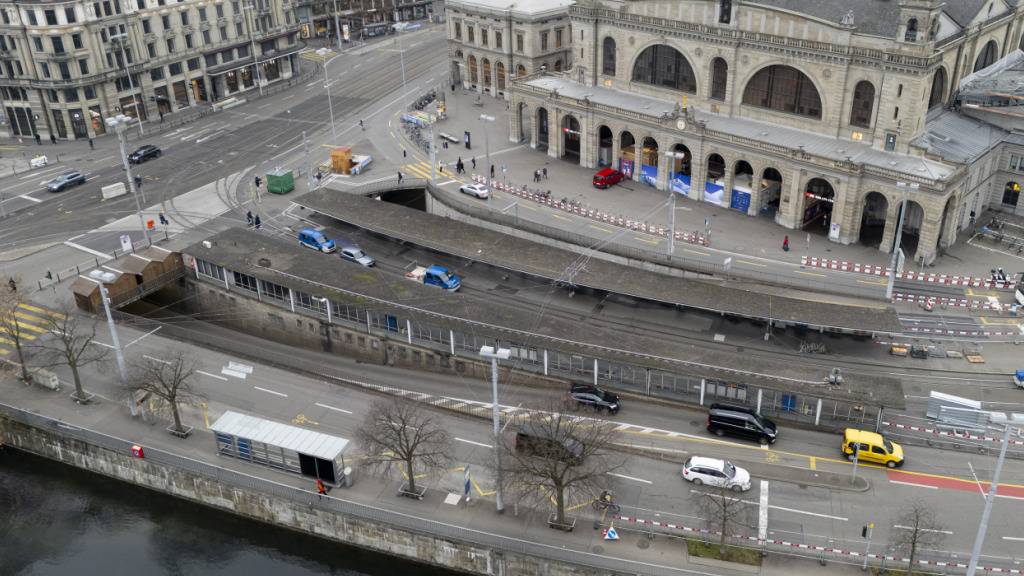 Rund um den Zürcher Hauptbahnhof soll es mehr Platz für Fussgänger und Velofahrerinnen geben. Nicht alle Parteien im Stadtparlament sind begeistert davon. (Archivbild)